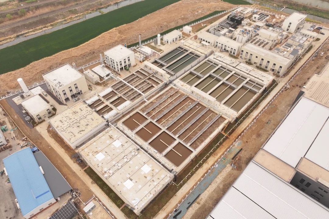 1752563459802977.jpg 鳳陽(yáng)經(jīng)濟(jì)開發(fā)區(qū)污水處理廠二期工程順利通過竣工驗(yàn)收.jpg